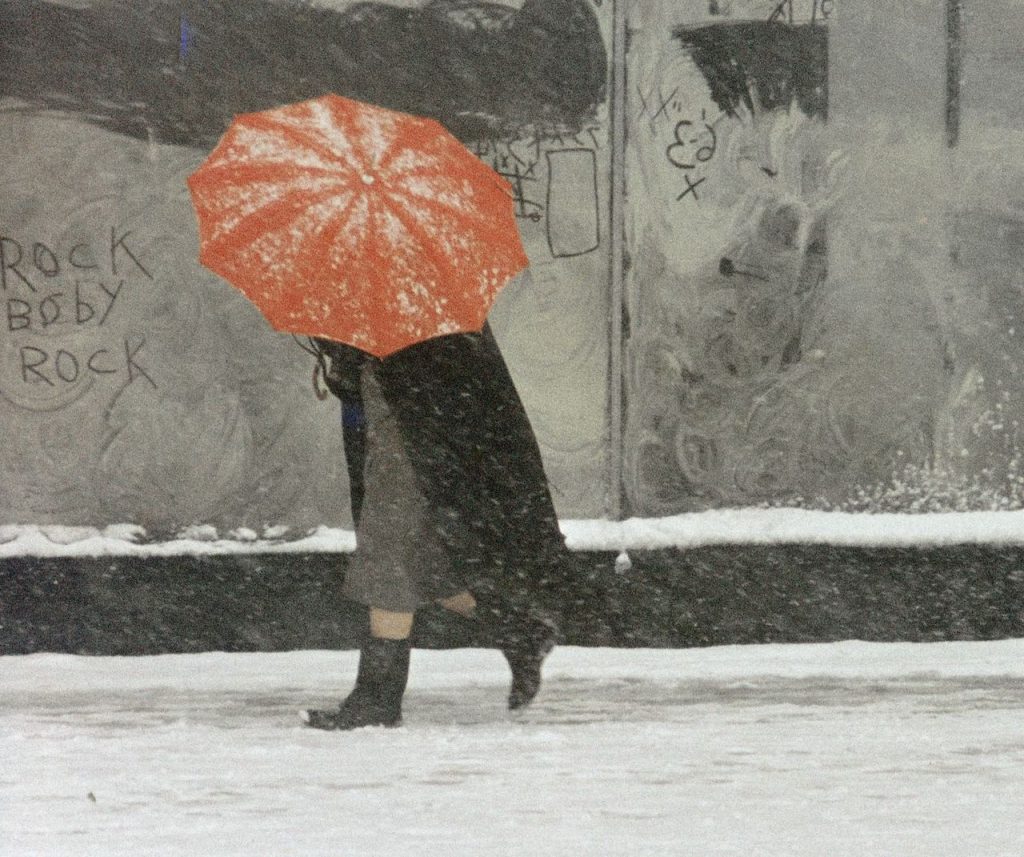 immagine per Saul Leiter, Red Umbrella, 1958 -©Saul Leiter Foundation