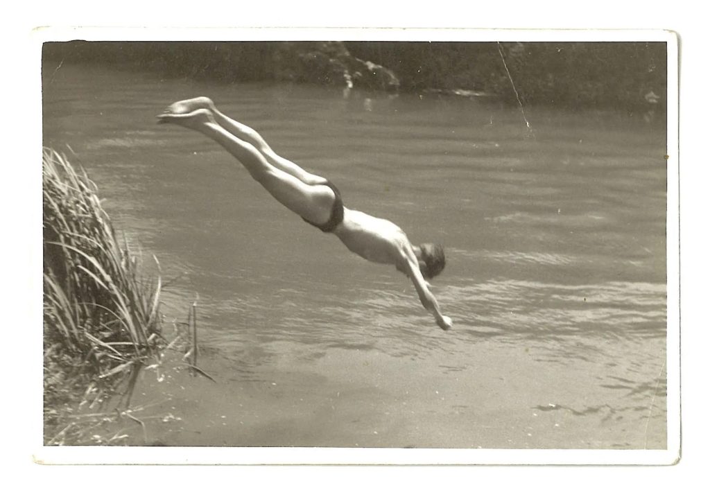 immagine per Mario Urbani papà di Marco e Maurizio, si tuffa nell'Aniene, agosto 1946