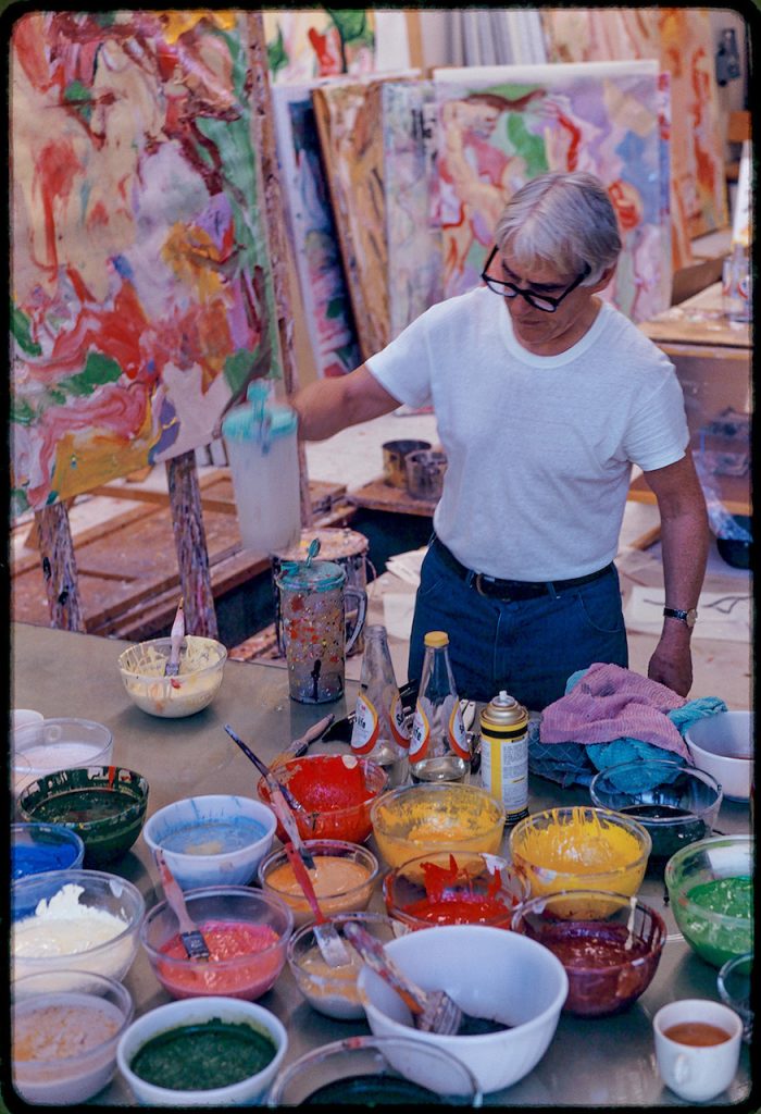 immagine per Willem de Kooning in his East Hampton Studio, New York 1971 Fotografia di Dan Budnik ©2023 The Estate of Dan Budnik. All Rights Reserved Artwork © 2023 The Willem de Kooning Foundation, SIAE