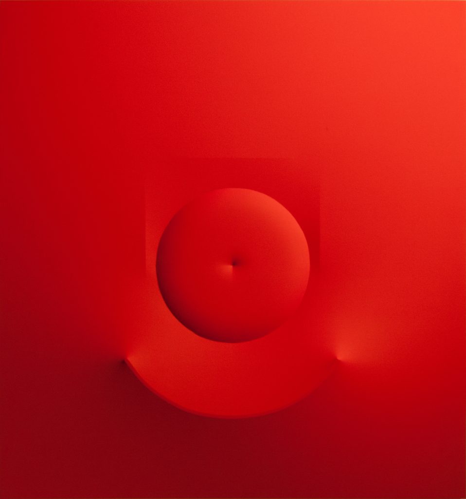 immagine per Agostino Bonalumi (1935 – 2013) Rosso, 1966 Tela estroflessa e tempera vinilica 128 x 120 cm Courtesy Mazzoleni, London -Torino