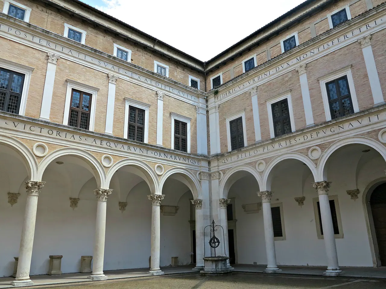 immagine per Cortile d Palazzo Ducale di Urbino, realizzato da Luciano Laurana, 1466