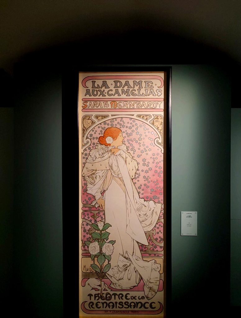 immagine per Foto 1: Alphonse Mucha, La dame aux camélias, 1896, litografia a colori Credits: Lucrezia Cirri