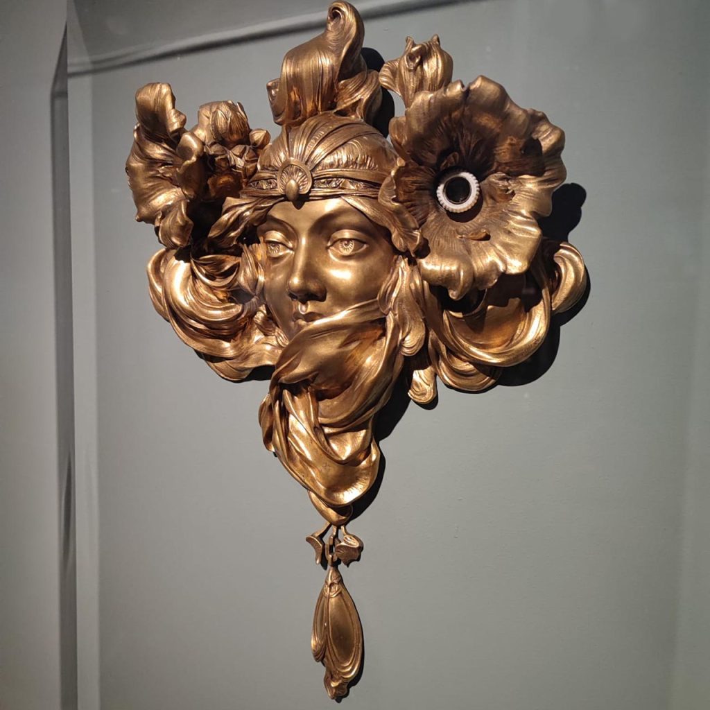 immagine per Foto 12: Alla maniera di Mucha, applique a muro, La Princesse Lointaine, 1900 circa, bronzo con patina dorata Credits: Lucrezia Cirri