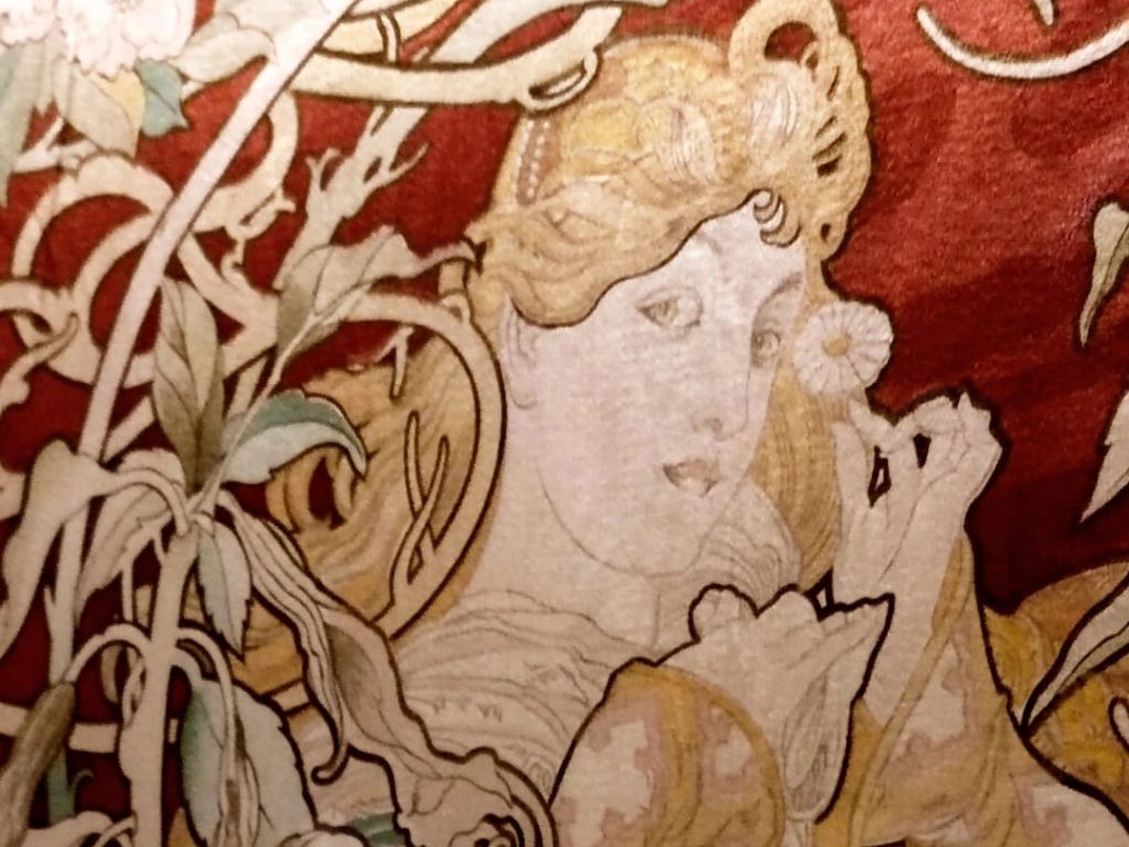 immagine per Foto 3: Alphonse Mucha, Donna con margherita (dettaglio), 1900, velluto stampato da rivestimento Credits: Lucrezia Cirri