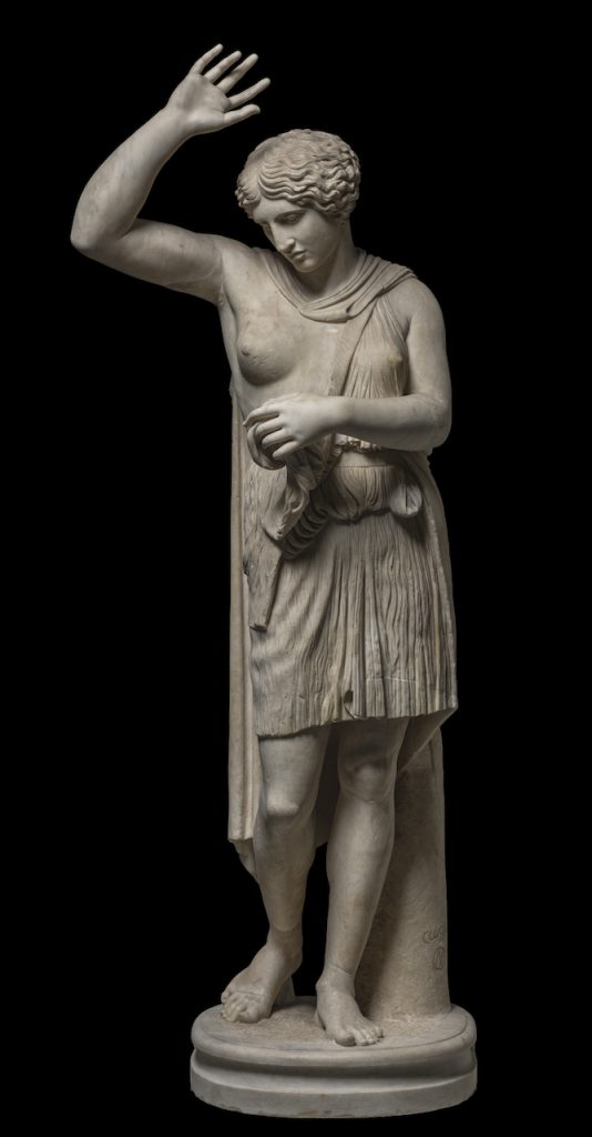 immagine per Foto 4: Statua di Amazzone ferita nel tipo Sosikles Da uno scavo sulla via Tuscolana al km 17 ca., scoperta forse nel 1726. Marmo bianco a grana fine Decenni centrali del II secolo d.C Roma, Musei Capitolini, Palazzo Nuovo, Salone Sezione IV - Fidia fuori da Atene © Sovrintendenza Capitolina ai Beni Culturali