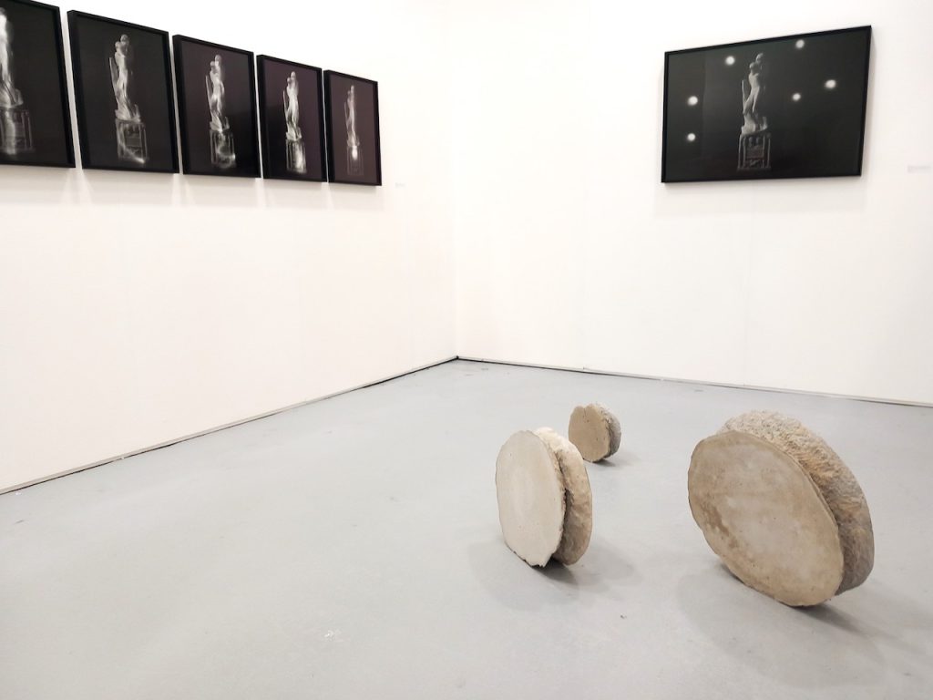 immagine per Stand galleria Materia, sculture di S. Canto, immagini fotografiche e mixed media di Mario Cresci -ph. Claudio Orlandi