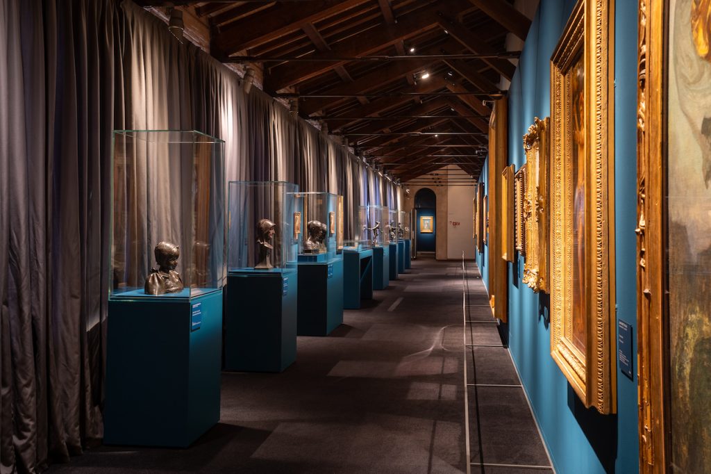 immagine per Installation view, Preraffaeliti. Rinascimento moderno, Museo Civico San Domenico, 2024; ph. Emanuele Rambaldi