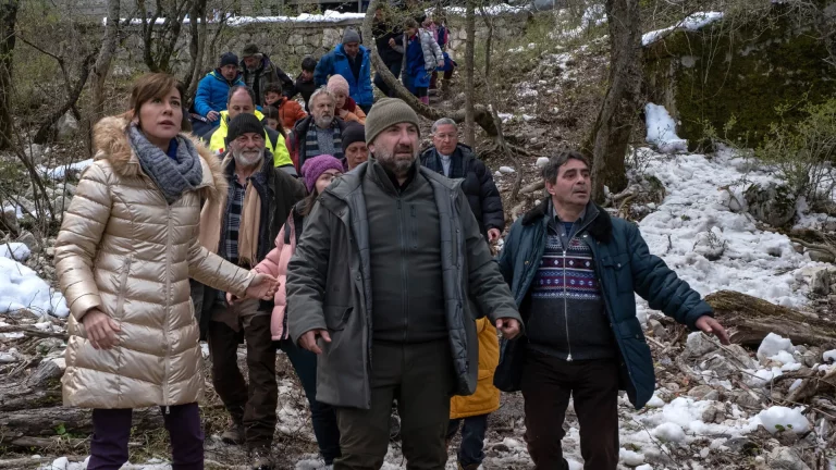 immagine per Un mondo a parte di Riccardo Milani. Desertificazione dei paesi e voglia di provincia-lismo