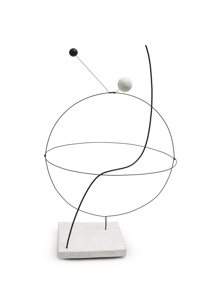 immagine per Alexander Calder Croisière 1931 Filo metallico, legno e pittura 94 × 58.4 × 58.4 cm Calder Foundation, New York Photograph by Tom Powel Imaging © Calder Foundation, New York. Photo courtesy of Calder Foundation, New York / Art Resource, New York © 2024 Calder Foundation, New York / Artists Rights Society (ARS), New York