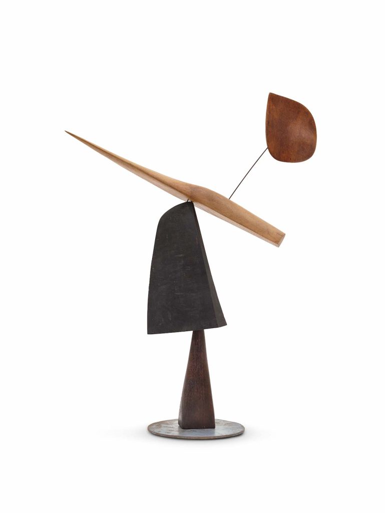 immagine per Alexander Calder Assembled Bits of Wood 1935 Legno, lastra di metallo, filo metallico e pittura 52.4 × 40.6 × 15.2 cm Calder Foundation, New York; Mary Calder Rower Bequest, 2011 Photograph by Tom Powel Imaging © Calder Foundation, New York. Photo courtesy of Calder Foundation, New York / Art Resource, New York © 2024 Calder Foundation, New York / Artists Rights Society (ARS), New York
