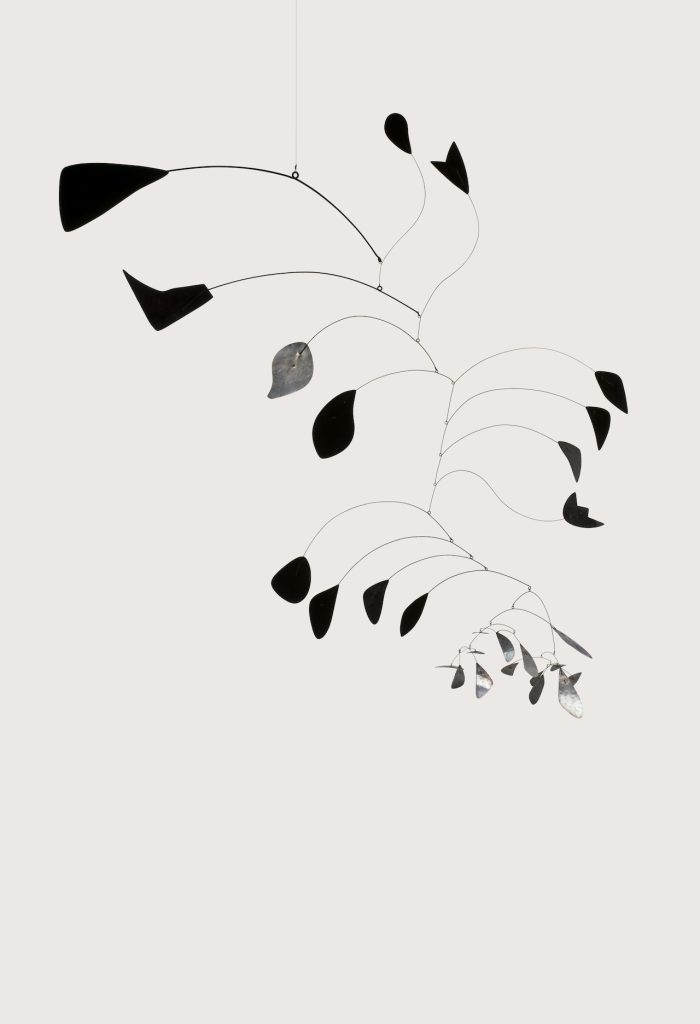 immagine per Alexander Calder Arc of Petals 1941 Lastra di alluminio dipinto e non, filo di ferro 240× 220× 90 cm Peggy Guggenheim Collection, Venice (Solomon R. Guggenheim Foundation, New York) 76.2553 PG 137 © 2024 Calder Foundation, New York / Artists Rights Society (ARS), New York