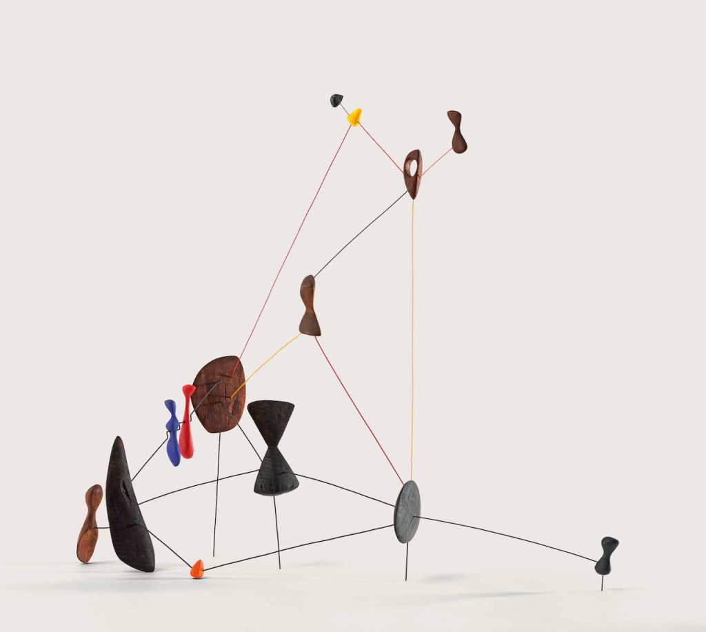 immagine per Alexander Calder Constellation 1943 Legno, filo metallico e pittura 83.8 × 91.4 × 35.6 cm Calder Foundation, New York Photograph by Tom Powel Imaging © Calder Foundation, New York. Photo courtesy of Calder Foundation, New York / Art Resource, New York © 2024 Calder Foundation, New York / Artists Rights Society (ARS), New York