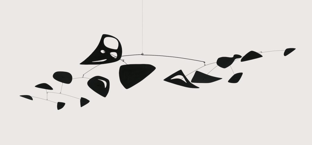 immagine per Alexander Calder Black Lace c. 1947 Lastra di metallo, filo metallico e pittura 40 × 254.9 × 110.2 cm Calder Foundation, New York Photograph by Tom Powel Imaging. © Calder Foundation, New York / Art Resource, New York © 2024 Calder Foundation, New York / Artists Rights Society (ARS), New York