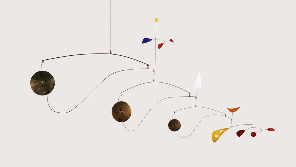 immagine per Alexander Calder Triple Gong c. 1948 Ottone, lastra di metallo, filo metallico e pittura 99.1 × 190.5 × 7 cm Calder Foundation, New York Photo courtesy Calder Foundation, New York / Art Resource, New York © 2024 Calder Foundation, New York / Artists Rights Society (ARS), New York