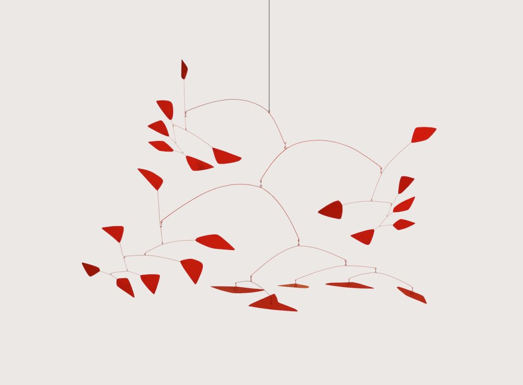 immagine per Alexander Calder Quatre systèmes rouges 1960 Ferro e acciaio dipinto 55 × 200 × 200 cm Louisiana Museum of Modern Art, Humlebæk, Denmark. Donation: The New Carlsberg Foundation. Photo credit: Louisiana Museum of Modern Art / Poul Buchard / Brøndum & Co © 2024 Calder Foundation, New York / Artists Rights Society (ARS), New York