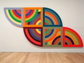 immagine per Frank Stella, il minimalista che abbracciò colore, curve e non conformità restando artista in purezza