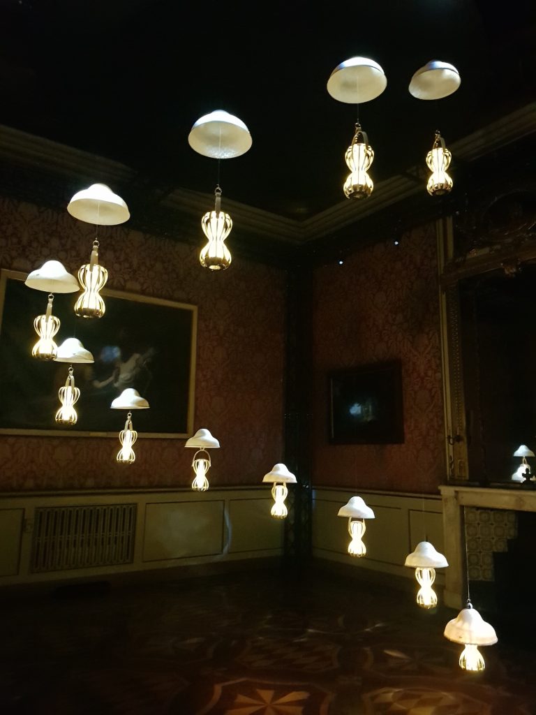 immagine per Fuorisalone, Palazzo Cusani. Istallazione con lampada Clepsydra di MCM