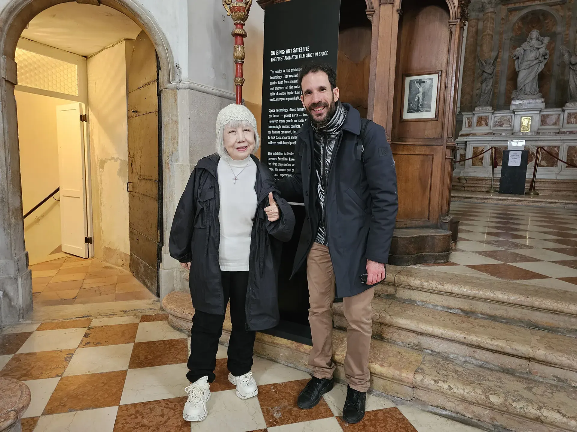 immagin eper Il secondo incontro, questa volta imprevisto, tra Victoria Lu e Tiziano Tancredi alla mostra “Art Satellite” di Xu Bing nella chiesa dei Santi Geremia e Lucia a Venezia, cappella di Santa Veneranda, Venezia. Foto di Rick Juang