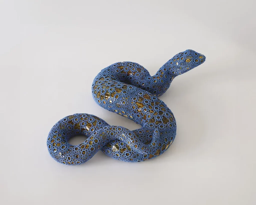 immagine per Joana Vasconcelos Malu, 2018, Rafael Bordalo Pinheiro faience painted with ceramic glaze, azores crocheted lace, cm. 25 x 55 x 125