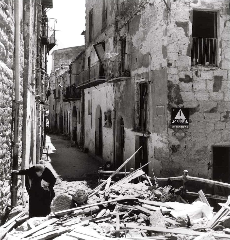immagine per R. Capa, donna tra le rovine di Agrigento, 17-18 luglio '43 ©Robert Capa e Magnum Photo -c. Museo Diocesano Milano 2024