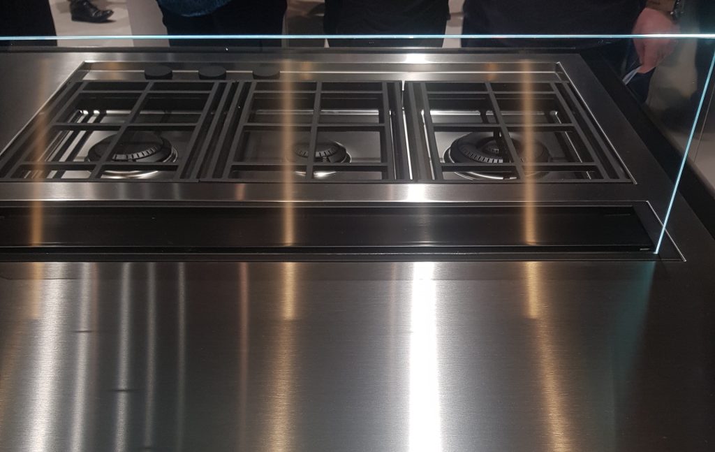 immagine per Salone del mobile 2024. Eurocucina. Piano cottura a gas Barazza con cappa aspirante sottopiano