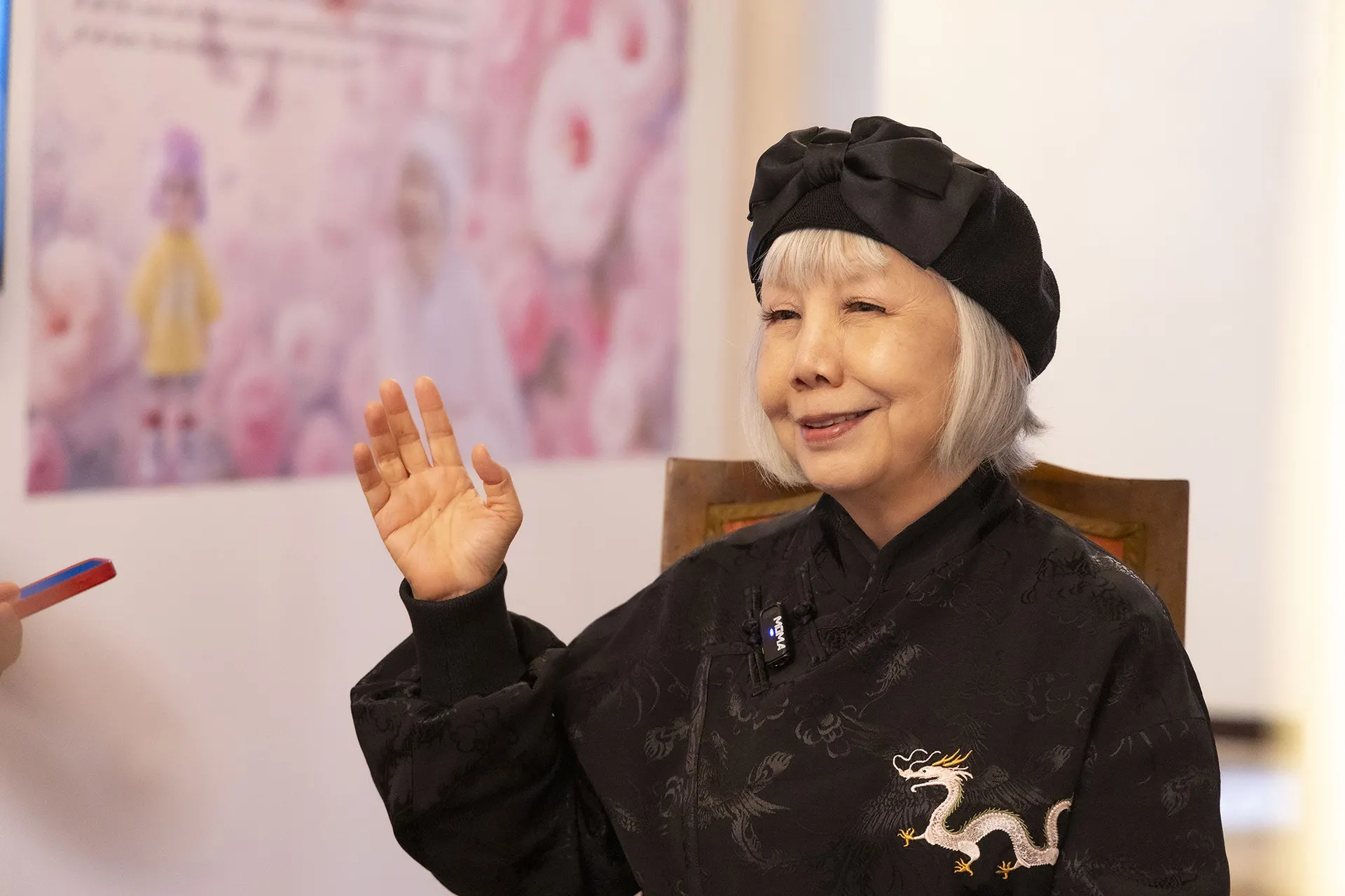 immagin eper Victoria Lu intervistata in occasione della mostra “Weaving Through Time and Space”. Foto Song Yuhang