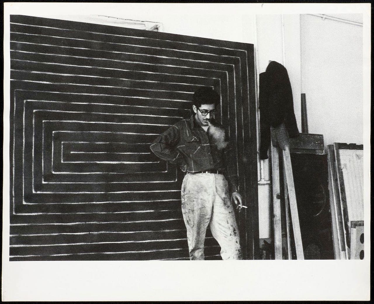 immagine per L'artista Frank Stella davanti a un suo Black Painting, 1958-60