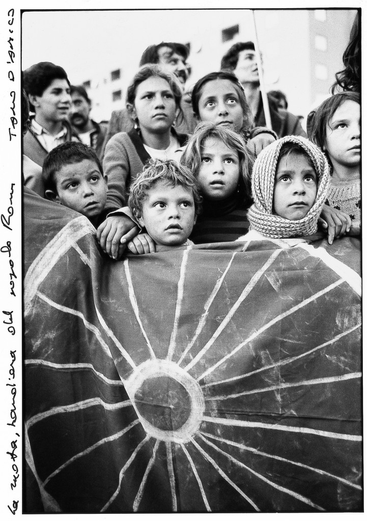 immagine per Tano D’Amico Roma, 1980. La ruota, bandiera del popolo Rom a Tor Bella Monaca