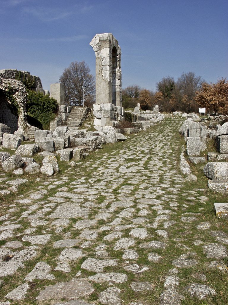immagine per Foto 4: Parco Archeologico di Carsulae Credits: https://www.musei.umbria.beniculturali.it/musei/area-archeologica-di-carsulae/