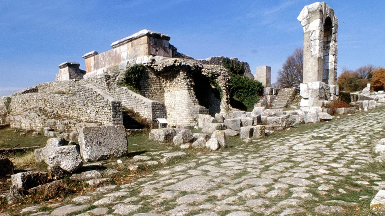 immagine per Umbria archeologica. I siti più importanti della regione: Spello e Carsulae