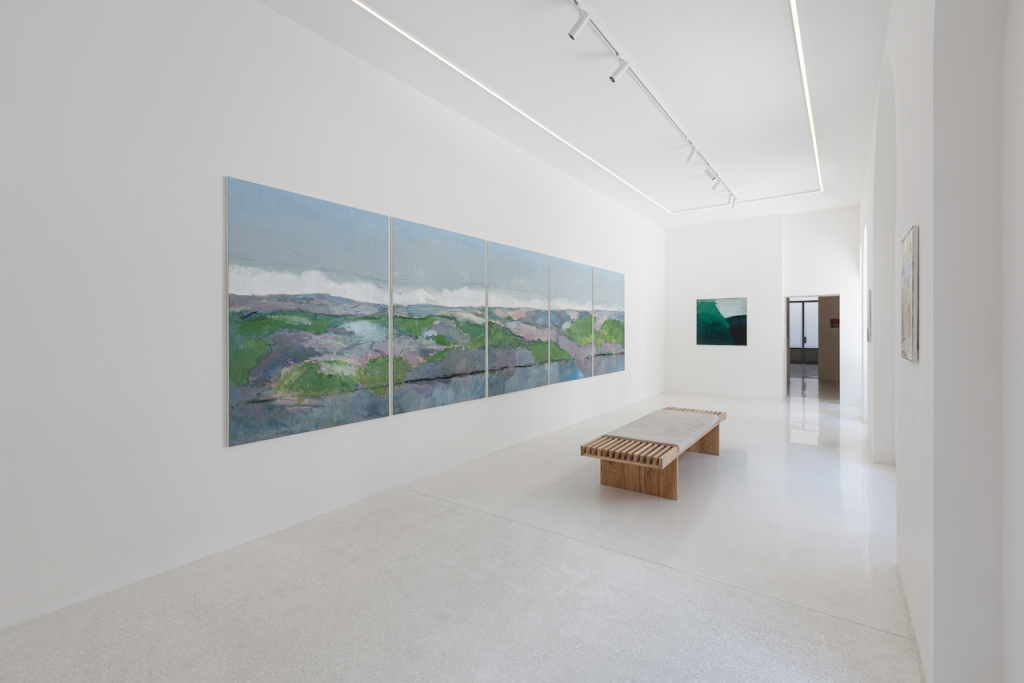 immagine per Richard Hearns, The Living Mountain. Installation shot, Cadogan Gallery, 2024. Photo credit: Pietra Studio. Courtesy: Cadogan Gallery.