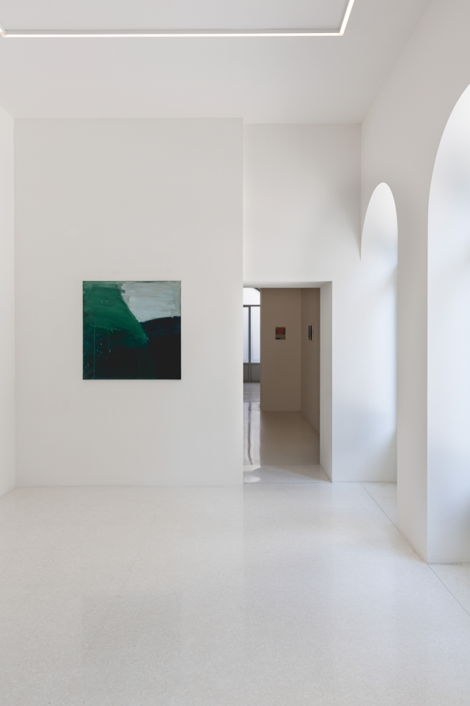 immagine per Richard Hearns, The Living Mountain. Installation shot, Cadogan Gallery, 2024. Photo credit: Pietra Studio. Courtesy: Cadogan Gallery.