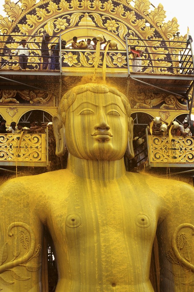 immagine per Raghu Rai, Pouring of different coloured spices and honey on statue of Lord Bahubali to clean him of sins, Shravanabelagola, Karnataka, India, 1993 © Raghu Rai/Magnum Photos
