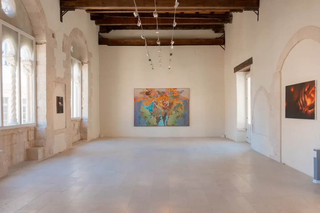 immagine per Giuditta Branconi, Gianni Di Rosa, Martina Cassatella. Courtesy Ortigia Contemporanea. Installation View Palazzo Montalto. Ph. Giacomo De Caro