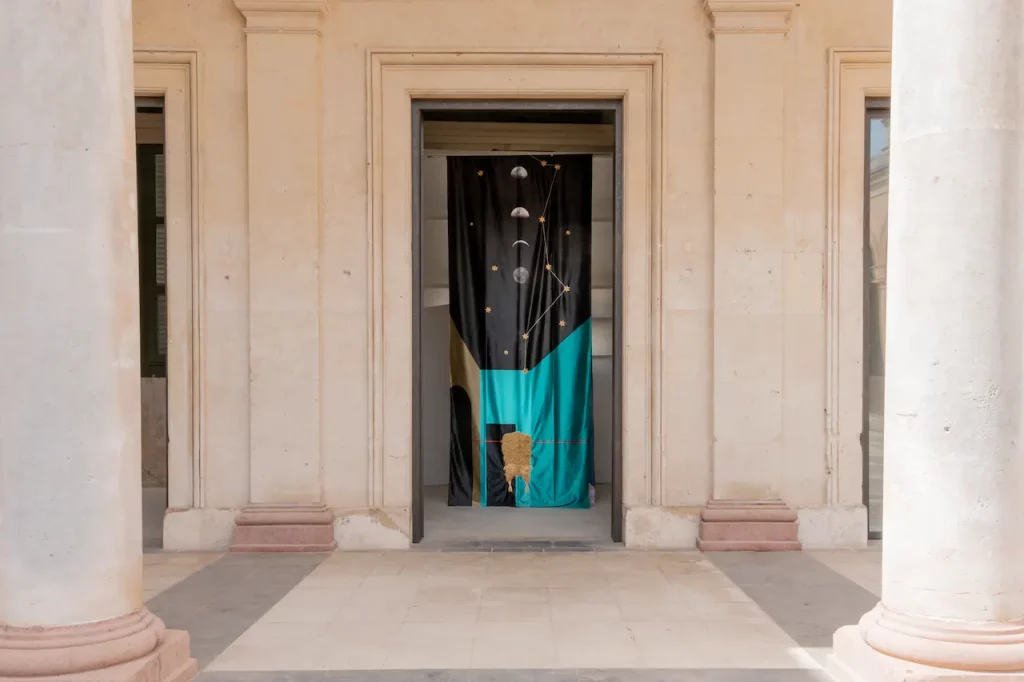 immagine per GianMarco Porru, Medea, 2021, tessuto ricamato, 800x150 cm. Courtesy dell’artista. Installation View Antico Mercato. Ph. Giacomo De Caro