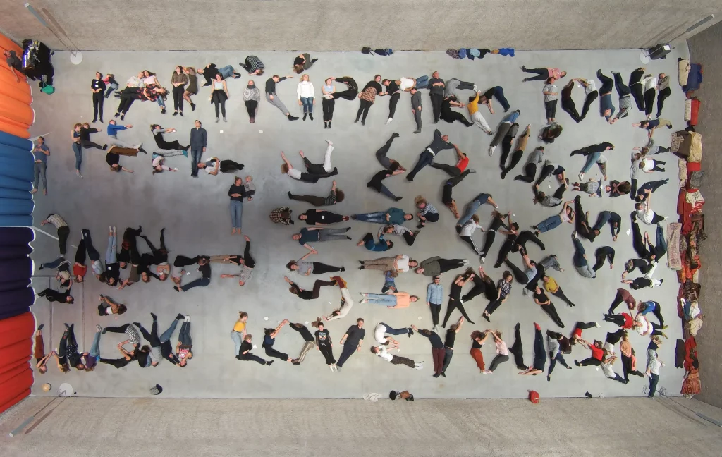 immagine per Jeppe Hein, Don't expect anything be open to everytthing, SEE, 2017, Berlin, Photo by Romam März, Courtesy of the artist & KÖNIG GALERIE