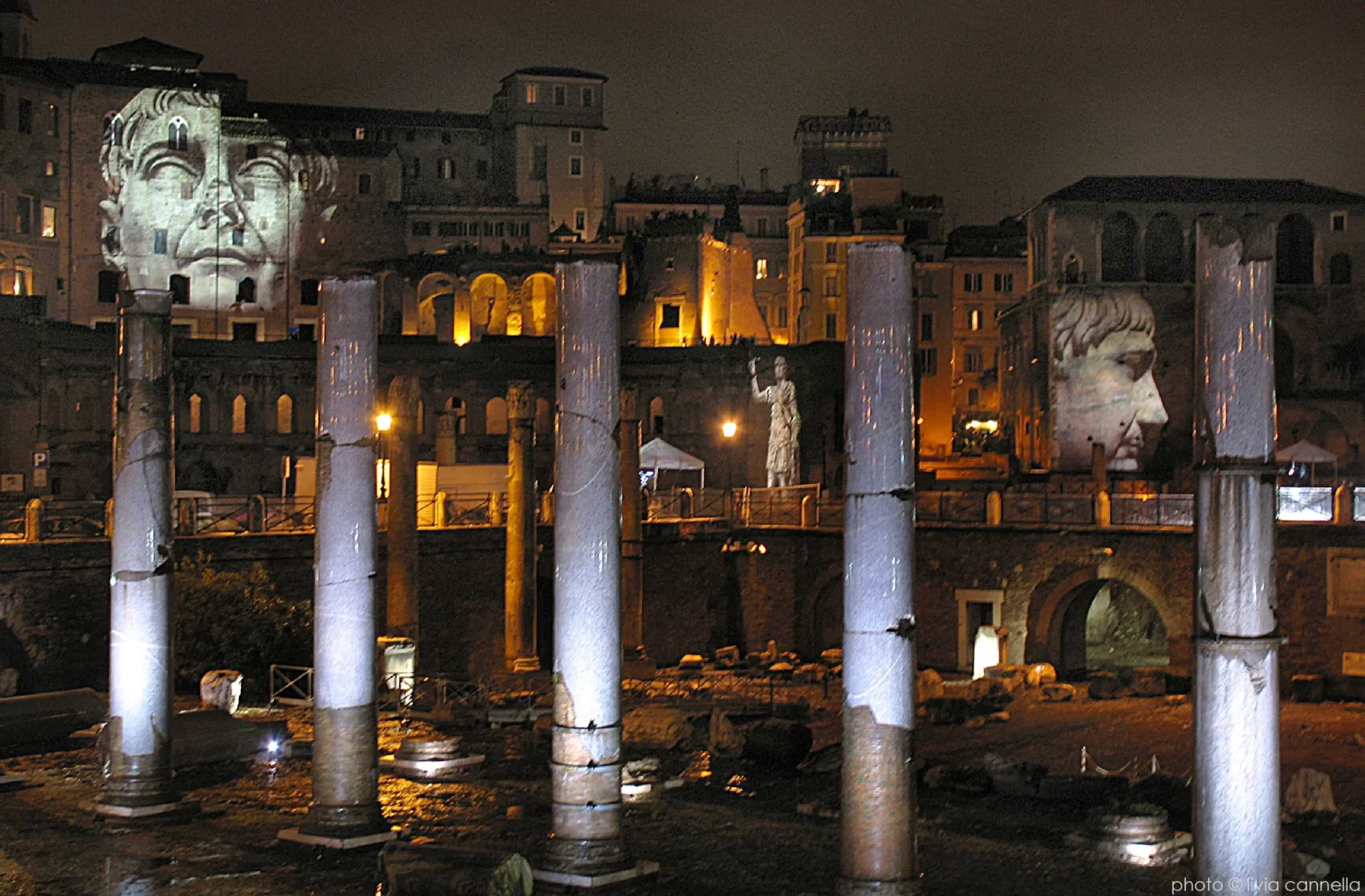 immagine per Immagine dell’installazione “…Antiche Presenze…”, a cura di Livia Cannella, realizzata in occasione della Notte dei Musei 2010. Roma, Mercati Traianei, 15 maggio 2010 – Promotore: Comune di Roma - Produzione: Zètema Progetto Cultura. (inclusa nel documento di presentazione del CArMe, emblematica del “Reincanto della Città Antica”)