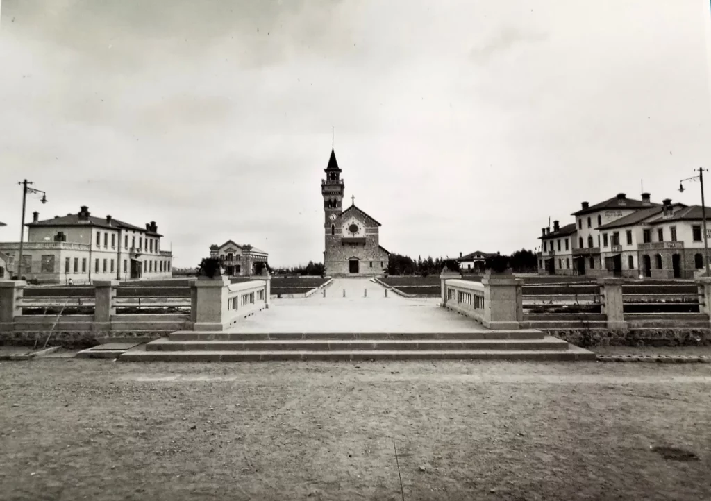 immagine per 04. Arborea foto d'archivio - la piazza principale