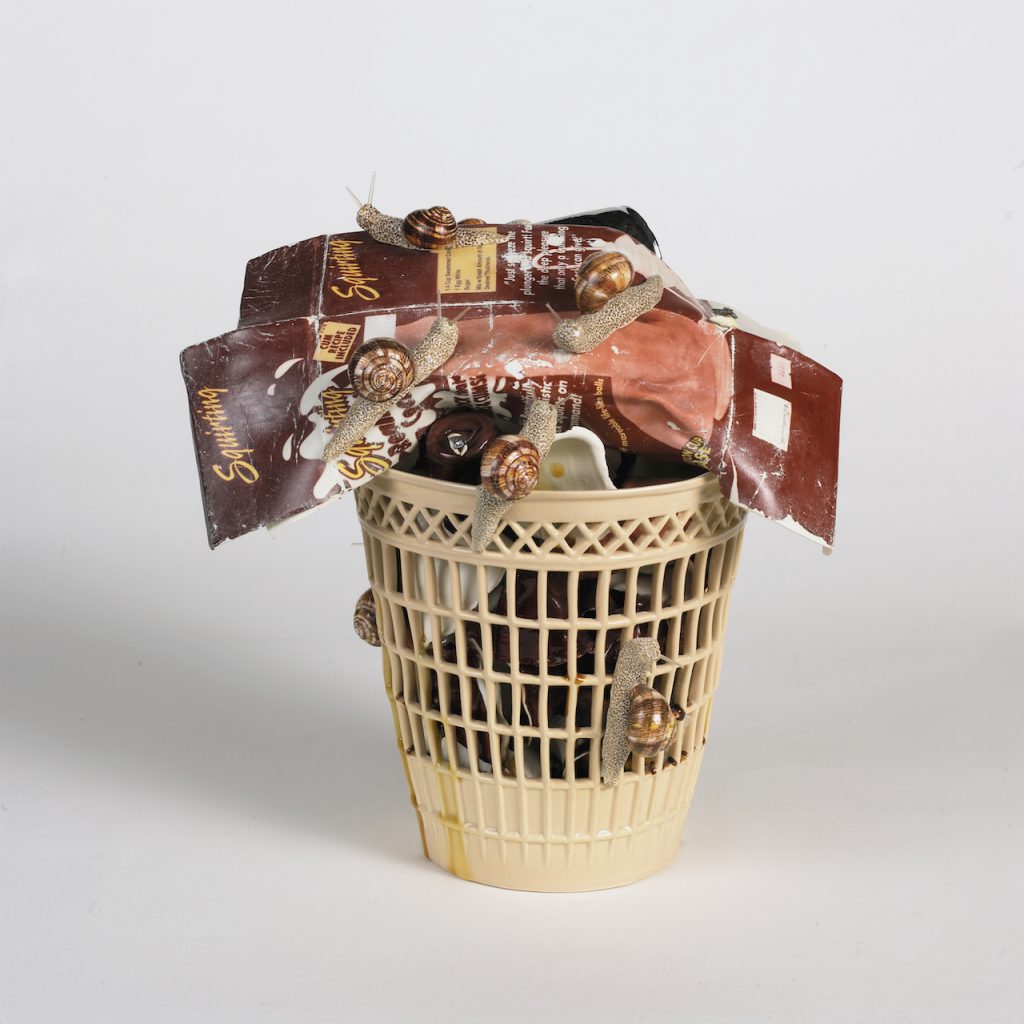 immagine per Cestino della discordia, 2002, ceramica policroma, cm h 37 x 31 x 35