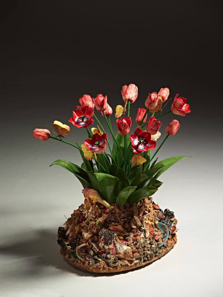 immagine per Disgrazia con tulipani rossi, 2012, ceramica policroma, cm h 60 x 64 x 57