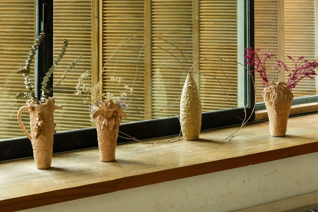 immagine per Casa Gomis. Vasi-Farfalla [Butterfly Vases], 2020-2022 © Chiara Camoni. Photo © Manifesta 15 Barcelona Metropolitana, Helena Roig