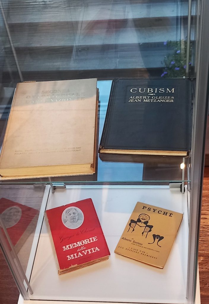 immagine per Teca con libri - mostra alla Gall. FarsettiArte, 2024 -ph. B. Martusciello