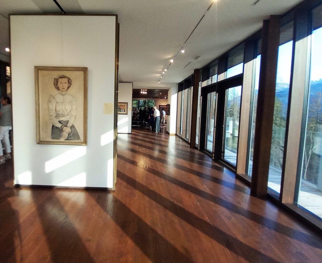immagine per panoramica parziale mostra FarsettiArte, Cortina, 2024 -opera di M. Campigli, Ritratto di Suzanne Hangrane -ph. B. Martusciello