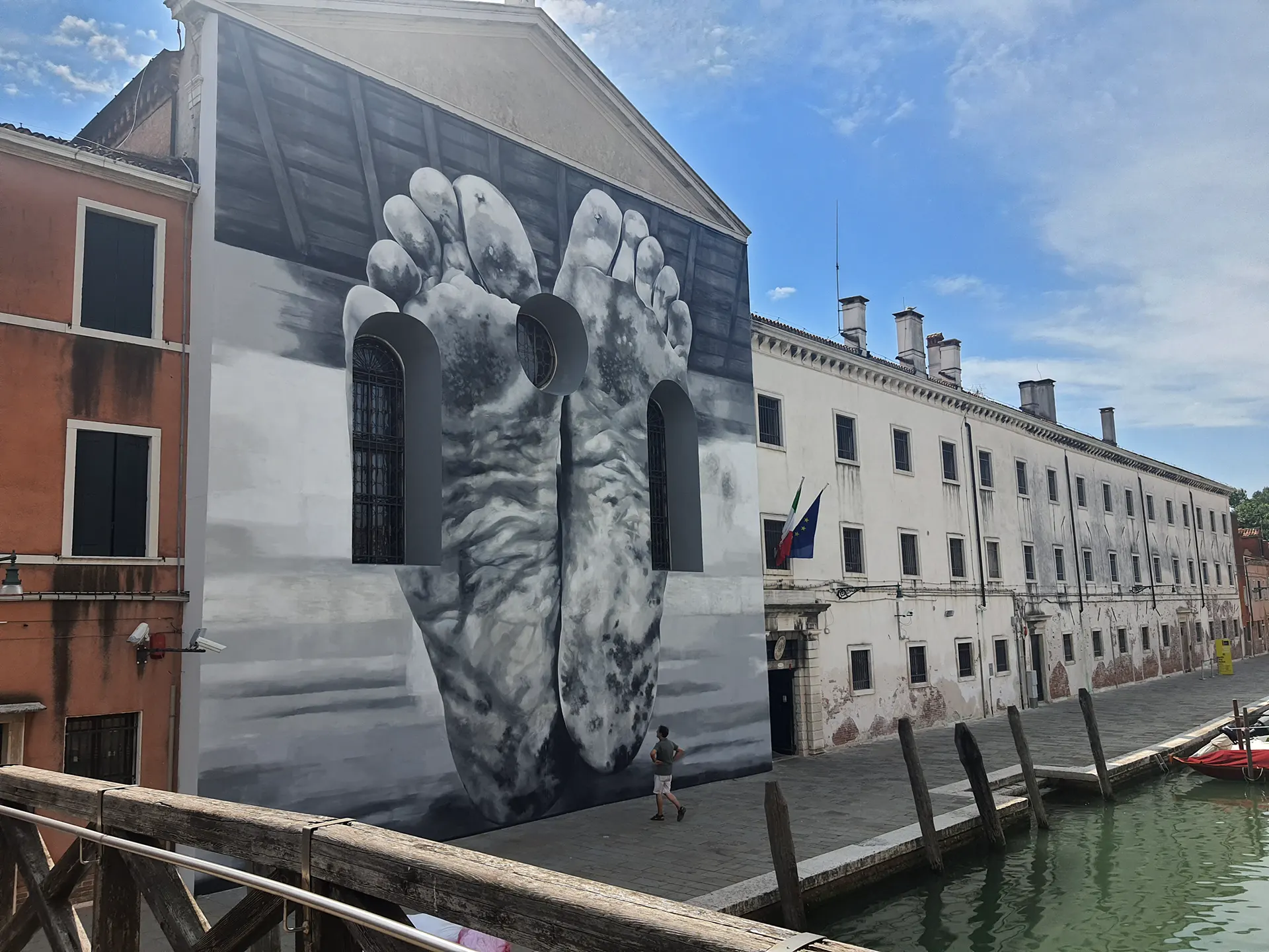immagine per Padiglione Vaticano alla Giudecca-60 Biennale d'Arte di Venezia - Father di Maurizio Cattelan- foto di Patrizia Comuzzi