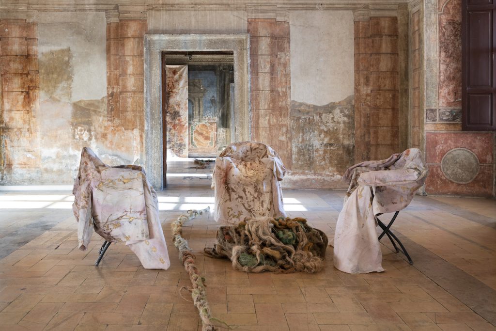 immagine per Caterina Sammartino, Talee, 2024 performance, 20’’ Installation view, Palazzo Rospigliosi, Zagarolo (RM), 2024