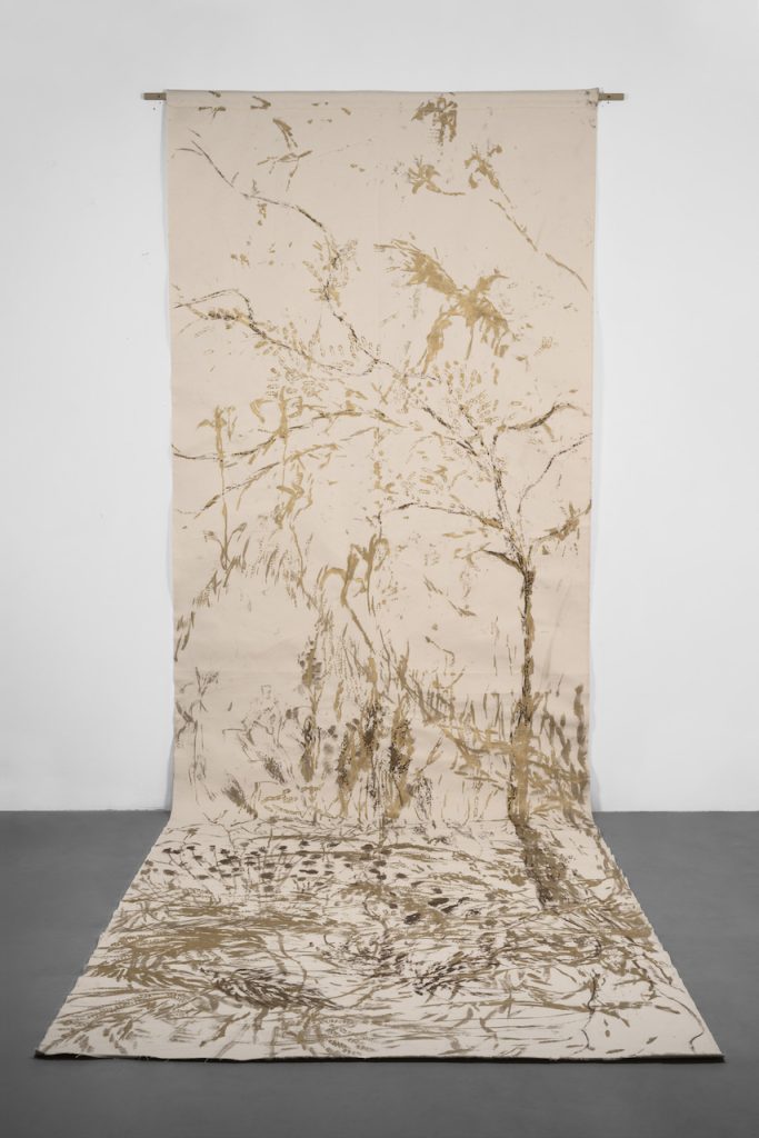 immagine per Caterina Sammartino Ricamo, 2024 Colori naturali, pigmento dorato su cotone; 600 x 150 cm