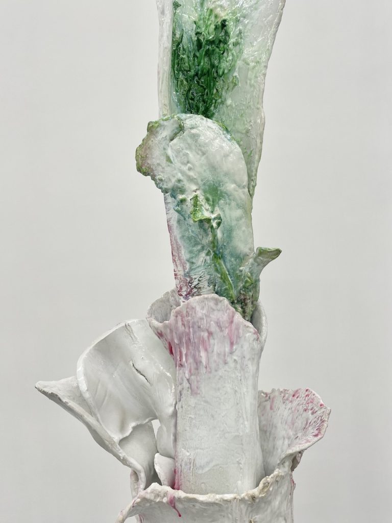 immagine per Guglielmo Maggini, Stele Dei Cocci, 2024
ceramica smaltata resina epossidica resina poliuretanica; cm 200 x 55 x 30