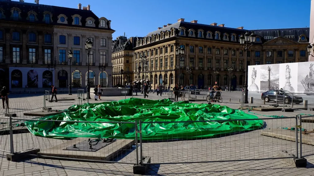 immagine per Paul McCarthy, Tree - sgonfio, 2014, Paris