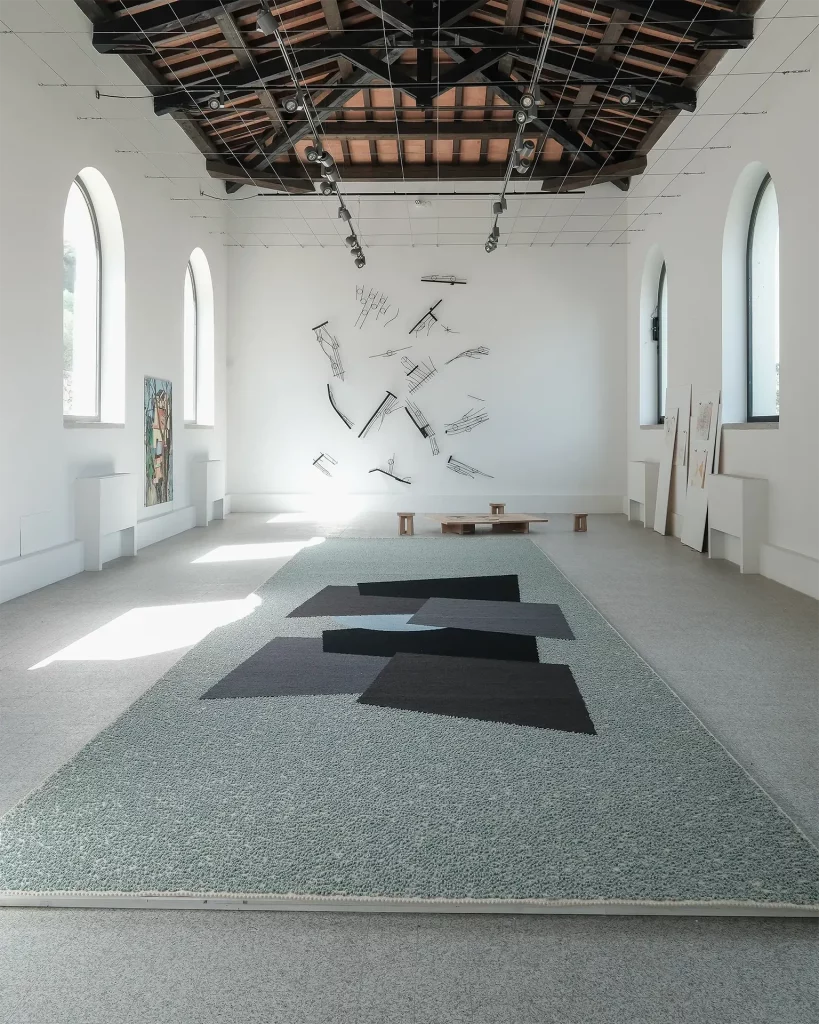 immagine per Premio Nivola 2023, Nairy Baghramian. Pratza ’e Domo. Una casa semiotica mai costruita: Nairy Baghramian, Phyllida Barlow, Nicolas Hsiung, Janette Laverrière, Rosemary Mayer, Win McCarthy, Julie Mehretu, Oscar Murillo, Paulina Olowska, Monica Sosnowska, Mariantonia Urru. Museo Nivola, Orani. Foto Andrea Mignogna