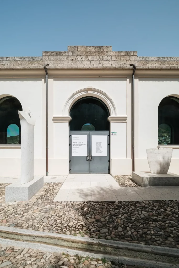 immagine per Premio Nivola 2023, Nairy Baghramian. Pratza ’e Domo. Una casa semiotica mai costruita: Nairy Baghramian, Phyllida Barlow, Nicolas Hsiung, Janette Laverrière, Rosemary Mayer, Win McCarthy, Julie Mehretu, Oscar Murillo, Paulina Olowska, Monica Sosnowska, Mariantonia Urru. Museo Nivola, Orani. Foto Andrea Mignogna